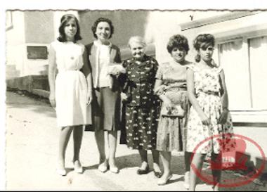 Η Μαρία Τριανταφυλλίδου σε νεαρή ηλικία και η μητέρα της, με άλλες Ελληνίδες στην Κωνσταντινούπολη