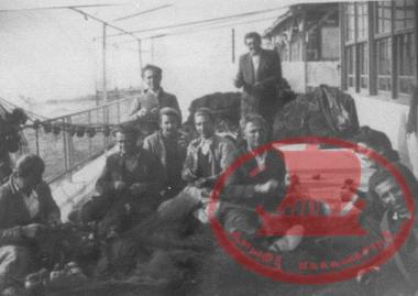 Καλαμαριά – Αρετσού. Ψαράδες μερεμετίζουν τα βαμβακερά δίχτυα τους στην βεράντα του Κέντρου “ΑΣΤΑΚΙΝΟΣ ΚΟΛΠΟΣ” – “ΠΟΣΕΙΔΩΝ”
