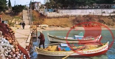 Η Σκάλα της Νέας Κρήνης με Κρηνιώτη ψαρά να μαζεύει τα δίχτυα του