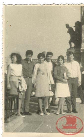 Maria Triantafyllidou with her husband Eleftherios Kantzalidis, with friends on the Bosphorus