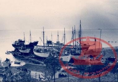 The shipyard of Mastro Mitsos Chomatas on the beach of Katirli in 1953