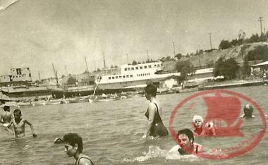 Αρετσού. Κάτοικοι κάνουν τα μπάνια τους στην ακρογιαλιά του Κατριλί και κοντά στο Ναυπηγείο του Μάστρο Μήτσου, από την μεριά που ήταν τα παραθαλάσσια κέντρα