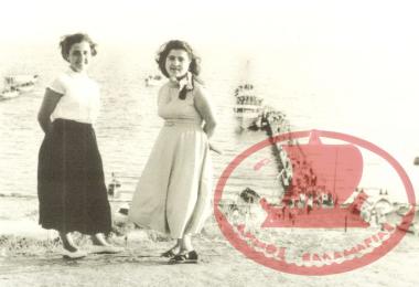 Young women are being photographed at the height of the Aretsou pier