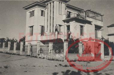 Αρετσού. Γωνία των οδών Αδαμαντίου Κοραή και Καρατάσου. Η Έπαυλη Ιωάννη Καρανικόλα, κτίριο του 1930
