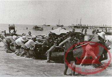 Aretsou, 1956. The fishermen bring the Parakaiko (Sia Kaiki) ashore from the Gri Gri (Kaiki) to spread out the nets