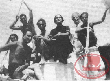 Aretsou. The residents of the villas and their friends enjoy the then pristine sea in front of their homes, aboard a sailing boat