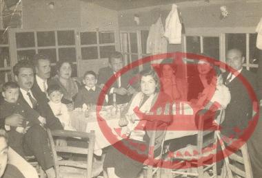 Κουρί. Στο κέντρο Φάρος ο Μηνάς με την Ελένη, ο Δήμος και η Κούλα, ο Κ. Κώστας και η Καλίτσα, ο Μανώλης, η Έφη και ο Εύγεστος