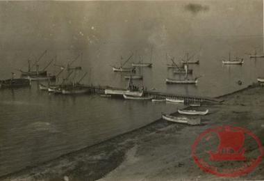 Settlement of Aretsou. Its beach with the fishing boats and its pier