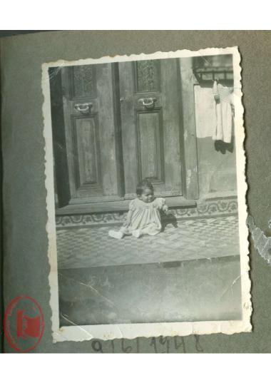 Η Καίτη Γκουβέρη παιδί, στην εξώπορτα του σπιτιού της στην Κωνσταντινούπολη