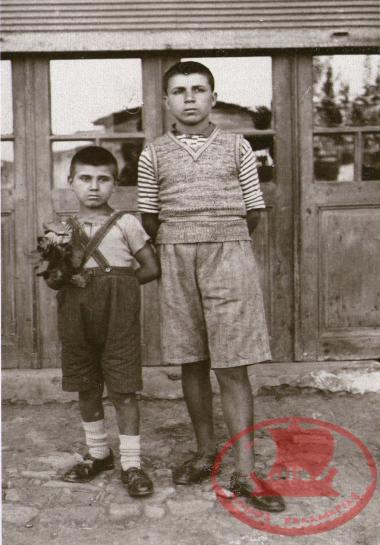 Kalamaria – Aretsou. Antonis Kelemenis and his brother Laskaris from Rysio of Asia Minor, on Pasalidi Street, in front of their father's shop, in 1935