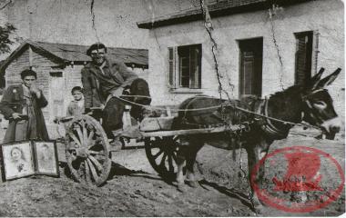 The greengrocer Laskaris Kelemenis and a young street vendor, on a street in Kalamaria in 1938