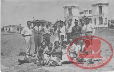 Το κτίριο που διακρίνεται βρισκόταν στη Νέα Κρήνη απέναντι από τα κέντρα ‘’Ρέμβη’’ και ‘’Μπάτη’’