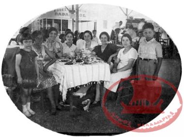 Αρετσού. Παρέα που κάθεται στη βεράντα του εξοχικού κέντρου 