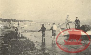 Nea Krini. Aretsian fishermen loading their nets onto a Sia-Kaiki boat, in 1955