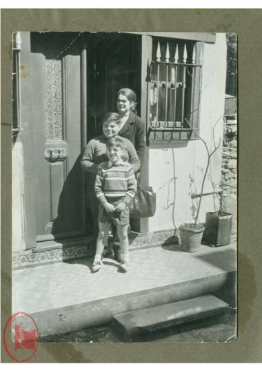 H Καίτη Γκουβέρη, ο Γρηγόρης Γκουβέρης και ο Γιώργος Γιαννούτας στην είσοδο του σπιτιού τους