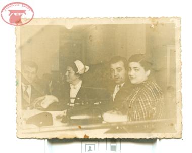 Το ζεύγος Γκουβέρη (Νίκος και Ανδρομάχη) και το ζεύγος Ταουκτσόγλου (Δημήτρης και Πέπο) σε κέντρο διασκέδασης.