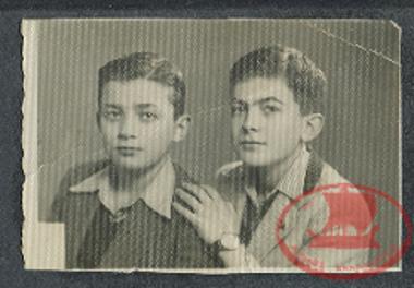 O πατέρας του Παπαδόπουλου Κωνσταντίνου, Χρήστος Παπαδόπουλος και δεξιά ο θείος του δωρητή Αλέκος Παπαδόπουλος