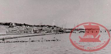 Κατιρλί. Το Λοιμοκαθαρτήριο - Απολυμαντήριο με τα δύο κτίρια του, η σκάλα των Προσφύγων και το Ναυπηγείο του Χωματά