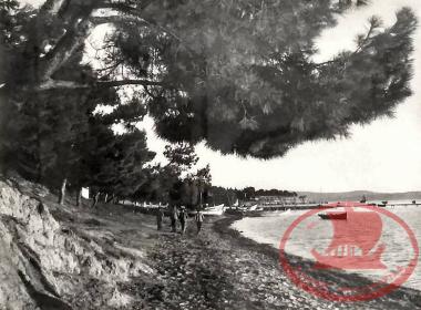 Κάτω από το πάρκο της Αρετσούς προς τη Νέα Κρήνη. Στο βάθος φαίνεται η σκάλα που είναι δίπλα στη ταβέρνα του Χαμόδρακα