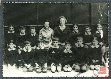 In the first grades of primary school. The donor can be seen, back row, third from the right, in the Yedi Kule
