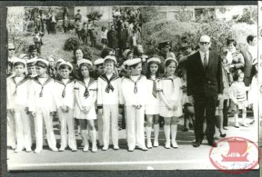 Η Ε΄ τάξη του Δημοτικού Σχολείου Μακρυχωρίου, την ημέρα της παρέλασης του 1973