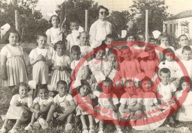 5th Primary School of Aretsou. The 1st-grade class of 1953 with teacher Charikleia Chamodraka