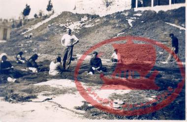 On the beach of Aretsou, right below the Trocadero or Kaminikia venue, women and men can be seen mending the fishing nets of Kaimakis