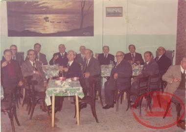 Αρετσιανοί στην ταβέρνα του Τσαρμάδου επί των οδών Καραμαούνα και Δρακοπούλου όταν έγινε πολυκατοικία η Παλιά Ταβέρνα