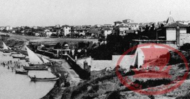 Nea Krini – Aretsou. The complete Varsamis mansion is visible, along with another building featuring a tower-like structure in the Georgiadis estate