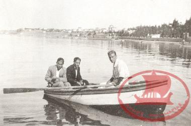 Στη βάρκα ‘’Πόπη’’, ανοιχτά της Νέας Κρήνης το 1934