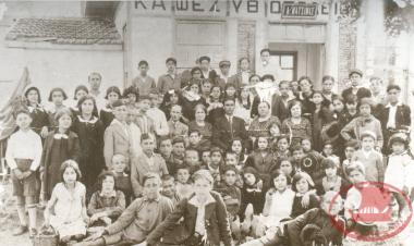 Students on a trip in front of the 