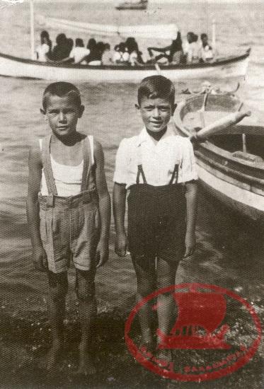 The cousins Iraklis Haviaropoulos (left) and Kostas Zachariadis on the beach of Aretsou, in 1949