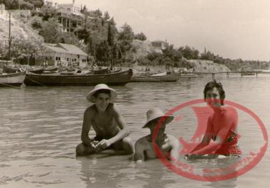 Οικογένεια Πέτρου Τσαούση για μπάνιο στην παραλία Αρετσούς
