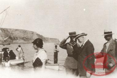 Eleftherios Venizelos disembarks from a boat in Aretsou during his visit to Kalamaria in 1928