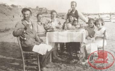 Ο Ρήγας Κυριάκος από τον Τσεσμέ της Μικράς Ασίας, με την οικογένειά του, το 1930, στη Νέα Κρήνη, στην τοποθεσία ‘’Χαμόδρακας’’