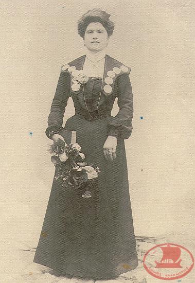 A woman from Aretsou in European period attire, around 1890