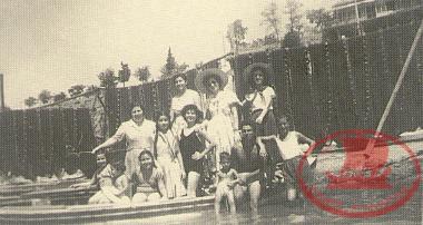 People from Aretsou enjoying their bath