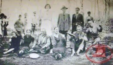 Aretsou. Several families on an excursion