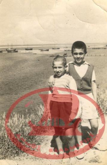 Ο Γιάννης Τσαούσης και ο Γιώργος Τσιτσόπουλος στα Πεύκα, στο σημερινό αναψυκτήριο