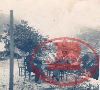 Λιτόχωρο. Ο εκ δεξιών είναι ο Πέτρος Τσαούσης που κάθεται με ένα χωριανό ντόπιο