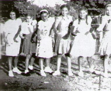 Μαθήτριες της 6ης τάξης του 5ου Δημοτικού Σχολείου της Αρετσούς, κάνουν ένα παιχνίδι στην αυλή του σχολείου