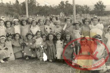Η 2α και η 3η Τάξεις κάνουν Γυμναστικές Επιδείξεις στην αυλή του Σχολείου