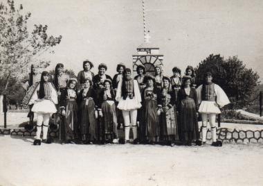 Άνδρες και γυναίκες ντυμένοι με παραδοσιακές στολές στην περιοχή της Βόλβης. Μεταξύ αυτών ο Νικήτας Καραβασιλειάδης