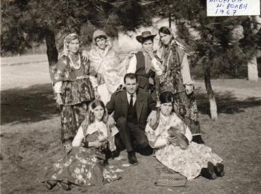 Απόκριες στη Μεγάλη Βόλβη το 1967. Στο μέσο καθιστός εικονίζεται ο Νικήτας Καραβασιλειάδης