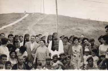 Evzones and soldiers are photographed with their families in 1960