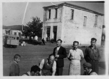 Ο Νικήτας Καραβασιλειάδης με συνεργάτες στον Ασκό Βόλβης τη δεκαετία του 1960