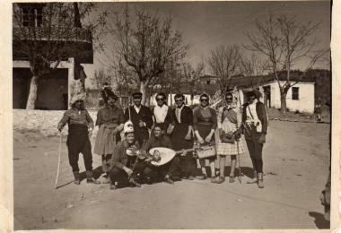 Ο Νικήτας Καραβασιλειάδης με συγχωριανούς του ντυμένοι για τις Απόκριες