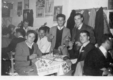 Ο Νικήτας Καραβασιλειάδης με φίλους σε καφενείο του Ασκού Βόλβης
