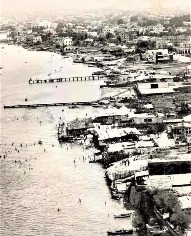 Καραμπουρνάκι. Η ακτή στην Θεμιστοκλή Σοφούλη