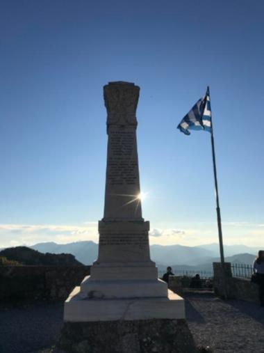 Το Ηρώον των πεσόντων στην κορυφή του Κάστρου της Στεμνίτσας